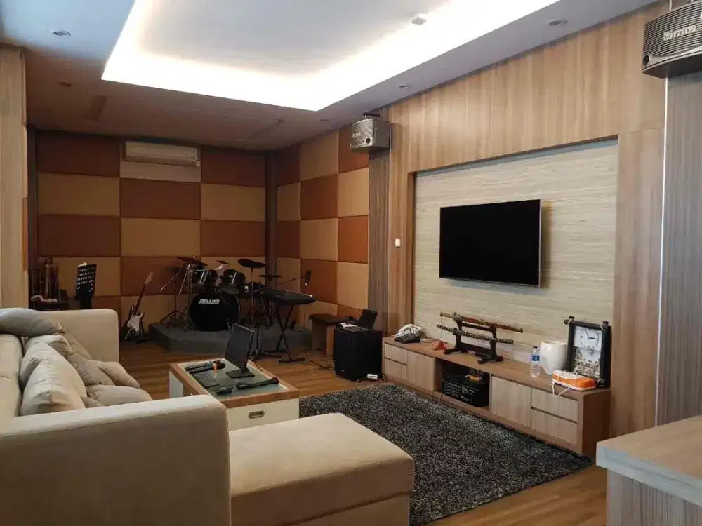 For sale 
Rumah di main road jl kopo 
full furnished
LT 365 mtr
LB 850 mtr 
2 .5 lantai
KT 4 + 1
KM 3 + 1
listrik 33.000 watt
ac 10 unit
air solar panel
turen 2000 kubik
car port 2 mobil
Lbr muka 10m
HGB
CCTV
air summer sibel
Harga Rp. 13M nego fn