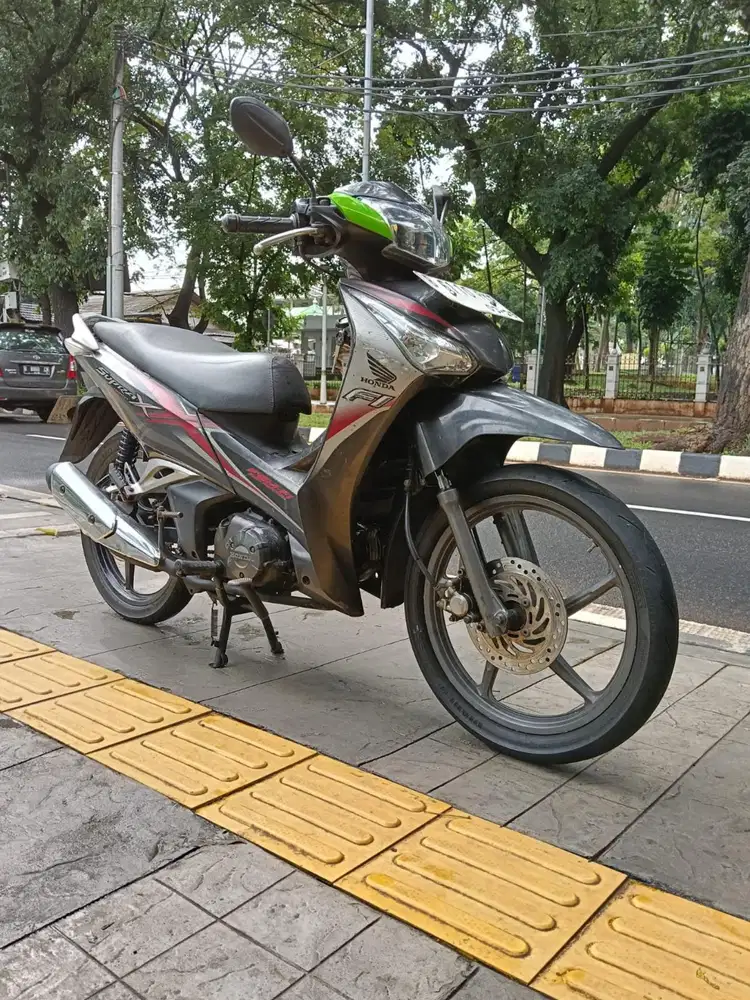 DIJUAL CASH HONDA SUPRA 125 HELM IN THN 2014