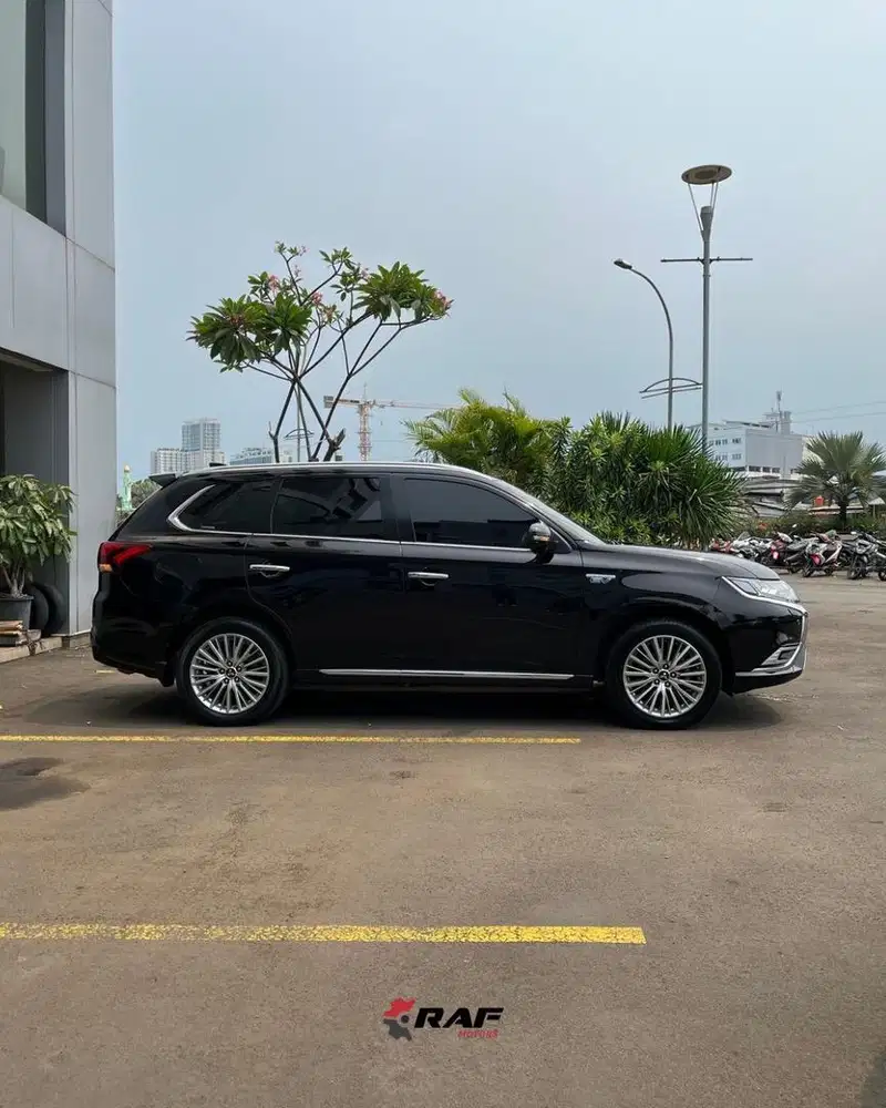 Mitsubishi OUTLANDER PHEV Plug In Hybrid 2019 Hitam 4WD Matic