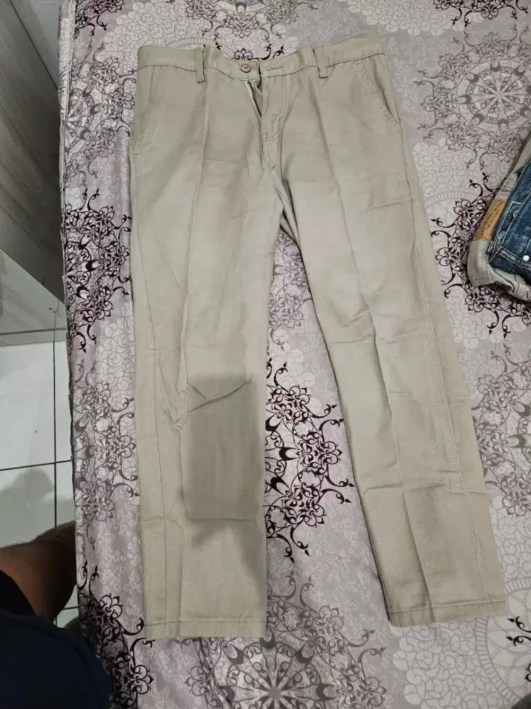 Preloved celana panjang chino abu muda XL