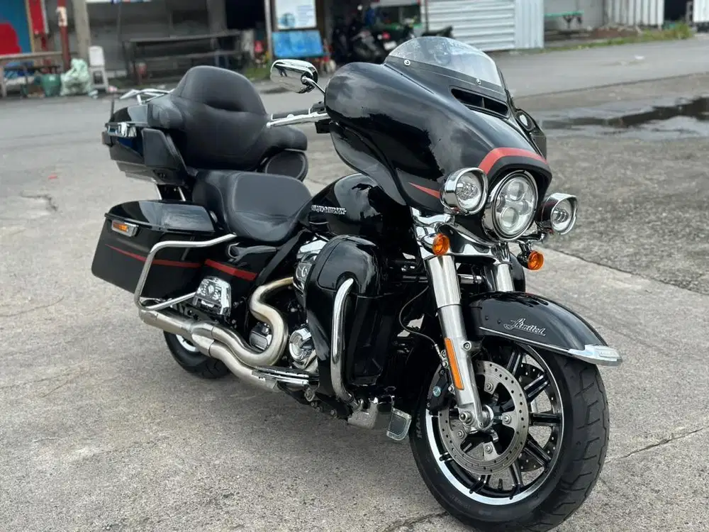 Harley ultra limited 2018 M8 low KM solo