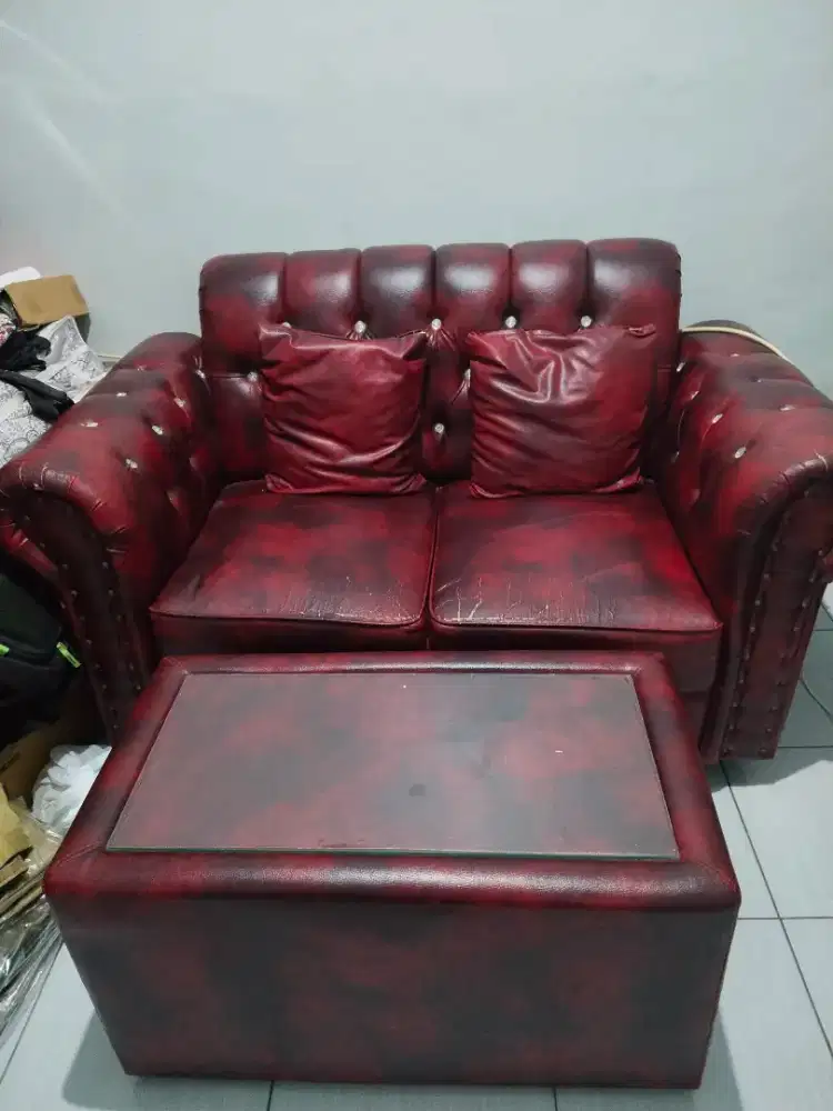 Sofa dan meja kecil