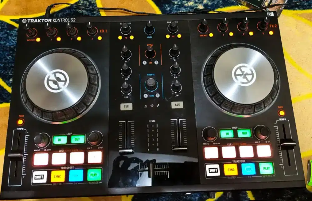 ALAT DJ CONTROLLER TRAKTOR S2 MK2