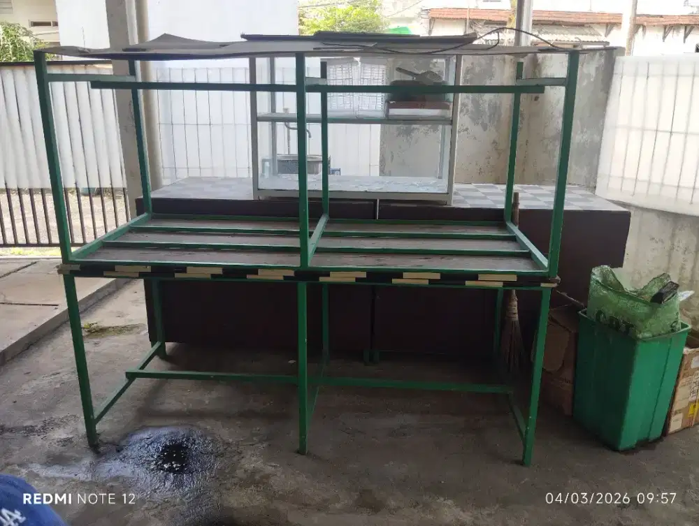 Dijual meja dan etalase bekas warung