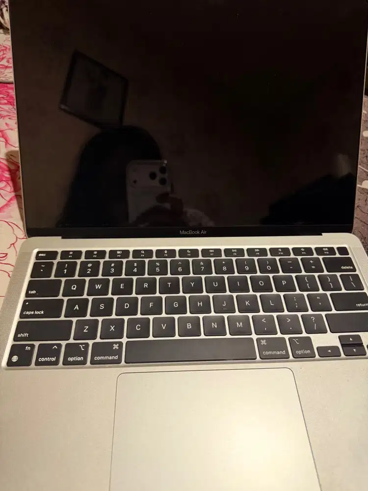 Dijual Macbook Air M1 Tahun 2020, Ram 8gb, SSD 256gb.