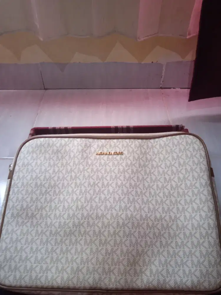 Tas branded Michael Kors dan Aldo