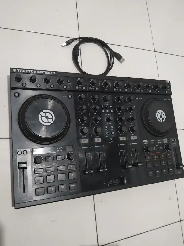 DJ TRAKTOR KONTROL S4
