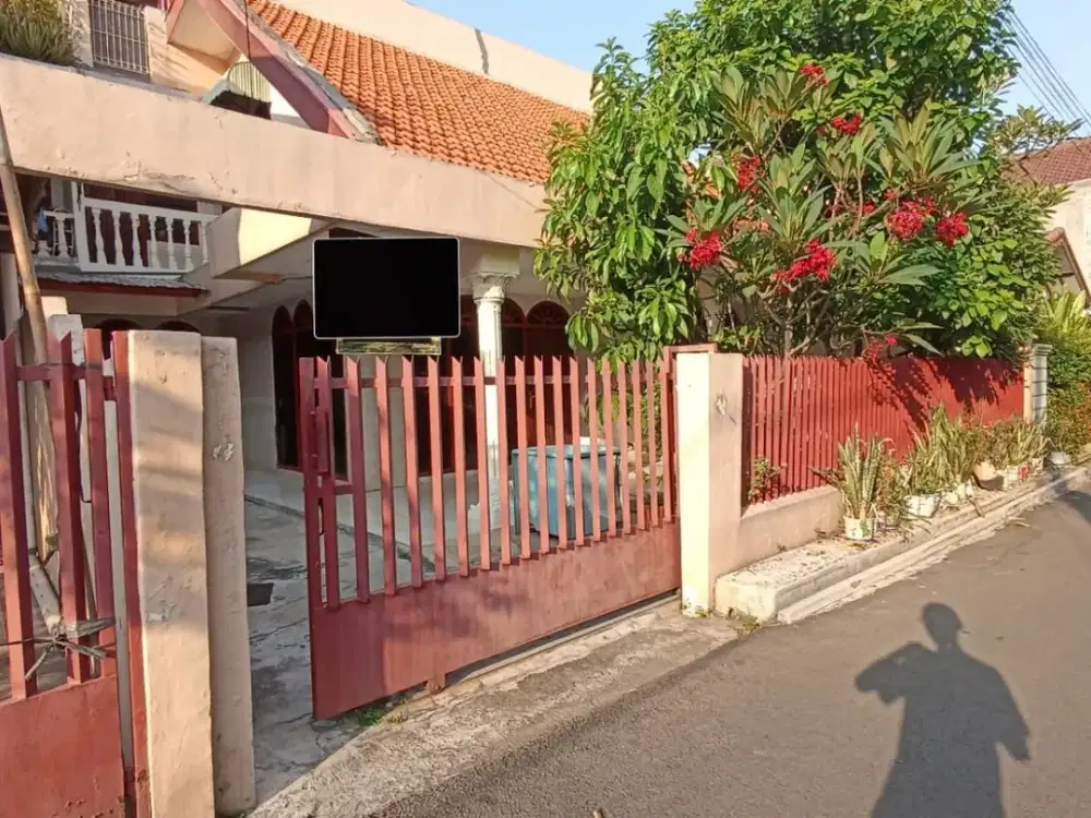 Rumah Besar 3 Lantai Dekat RS Duren Sawit Akses Mudah – Carport 2 Mobil