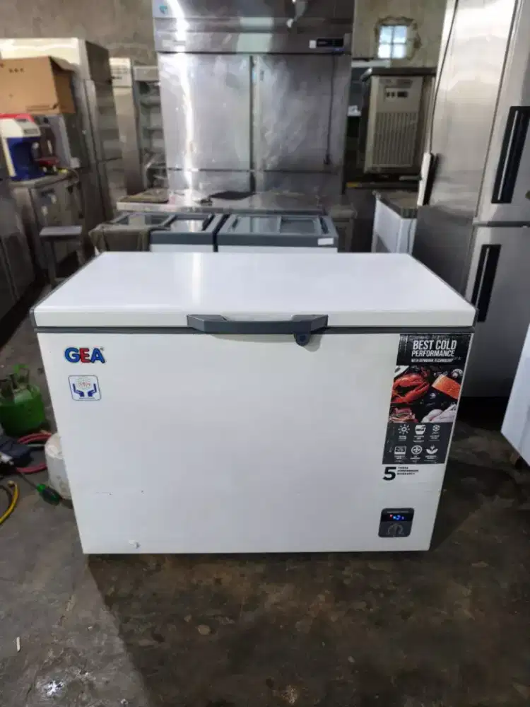 Freezer box GEA, kapasitas 318liter 
Mesin ori