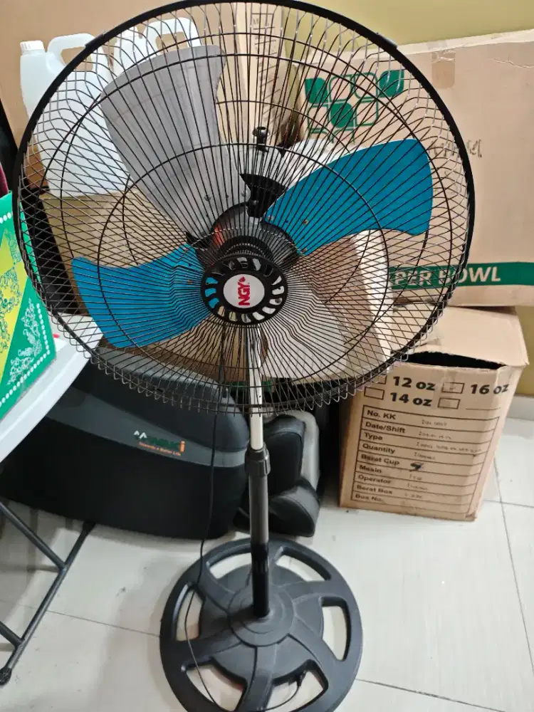 Kipas angin berdiri (rusak)