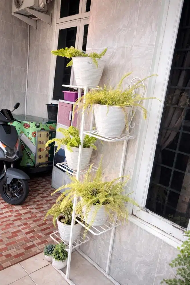 Rak bunga putih termasuk pot dan bunga