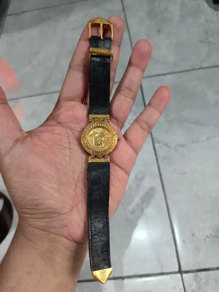 Jam Tangan Gianni Versace Vintage kondisi normal