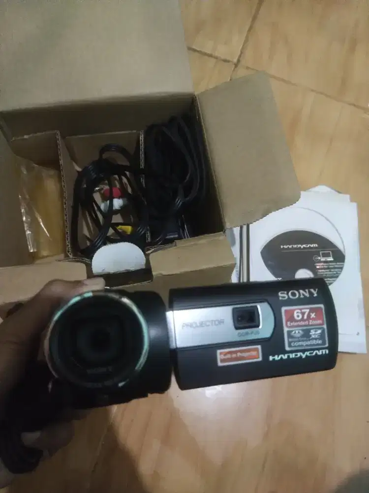 Sony Handycam Bisa Proyektor DCR PJ5E Like New