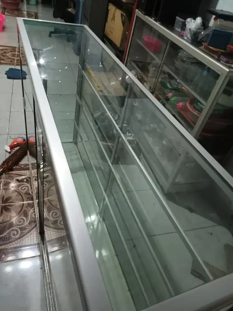 Etalase 2 buah masih layak pakai