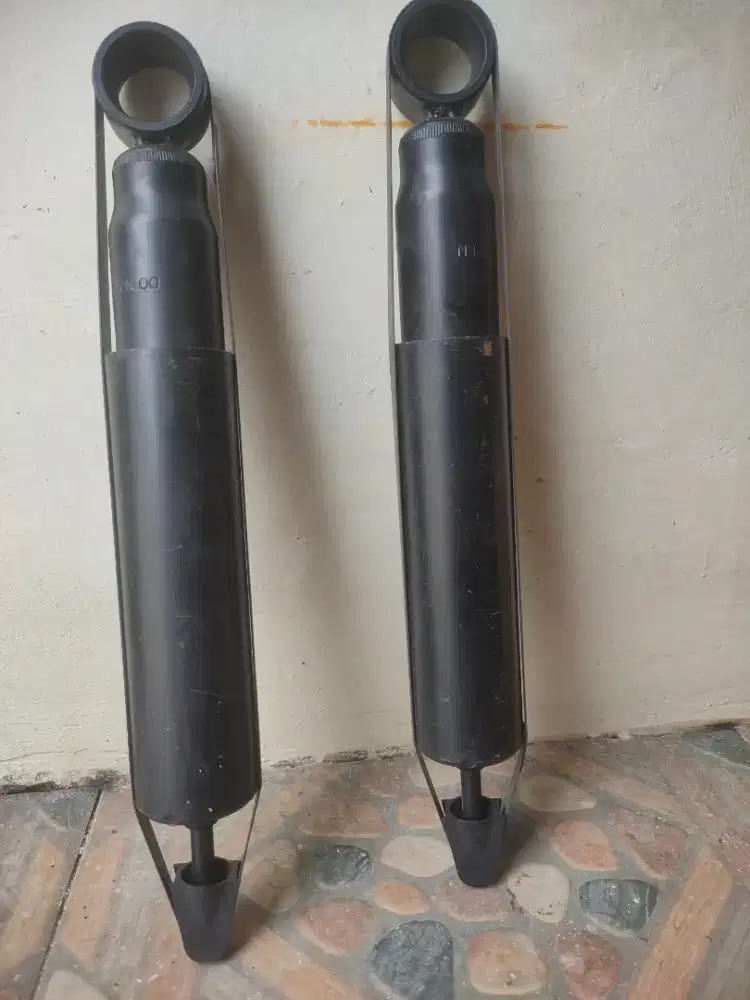 Shockbreaker belakang mobil Innova 2005