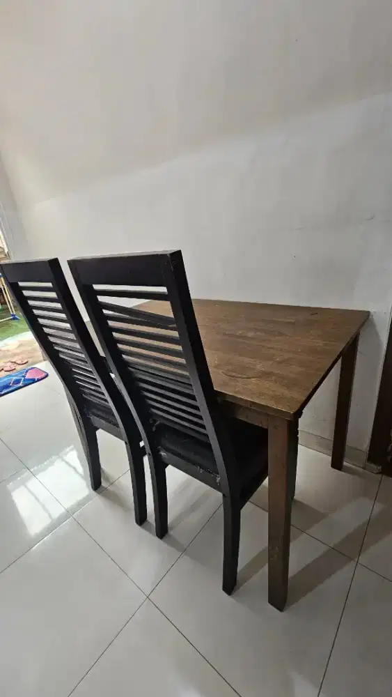Meja makan kayu dan kursi 2
