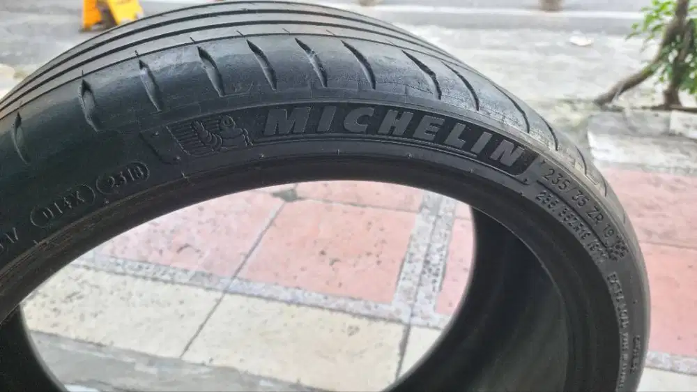 Dijual ban kondisi lumayan tebal ukuran sesuai di foto ring 19