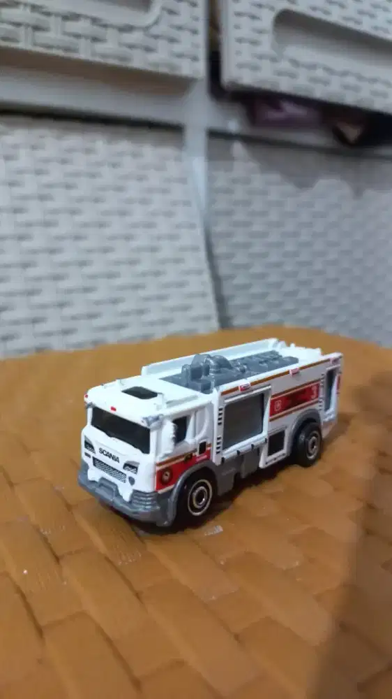 Mainan mobil koleksi gratis