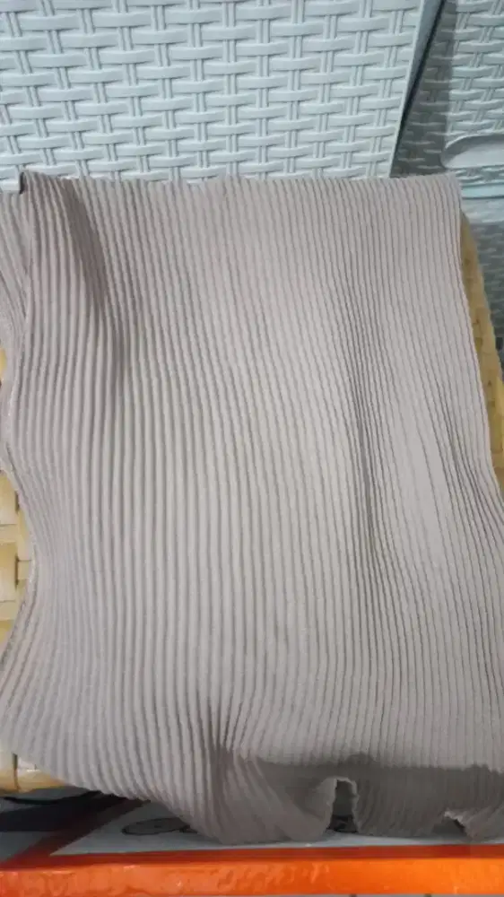 Hijab pasmina warna cream