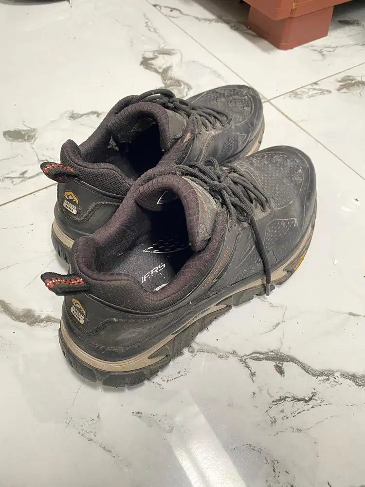 Sepatu Skechers Arch Fit Road Walker