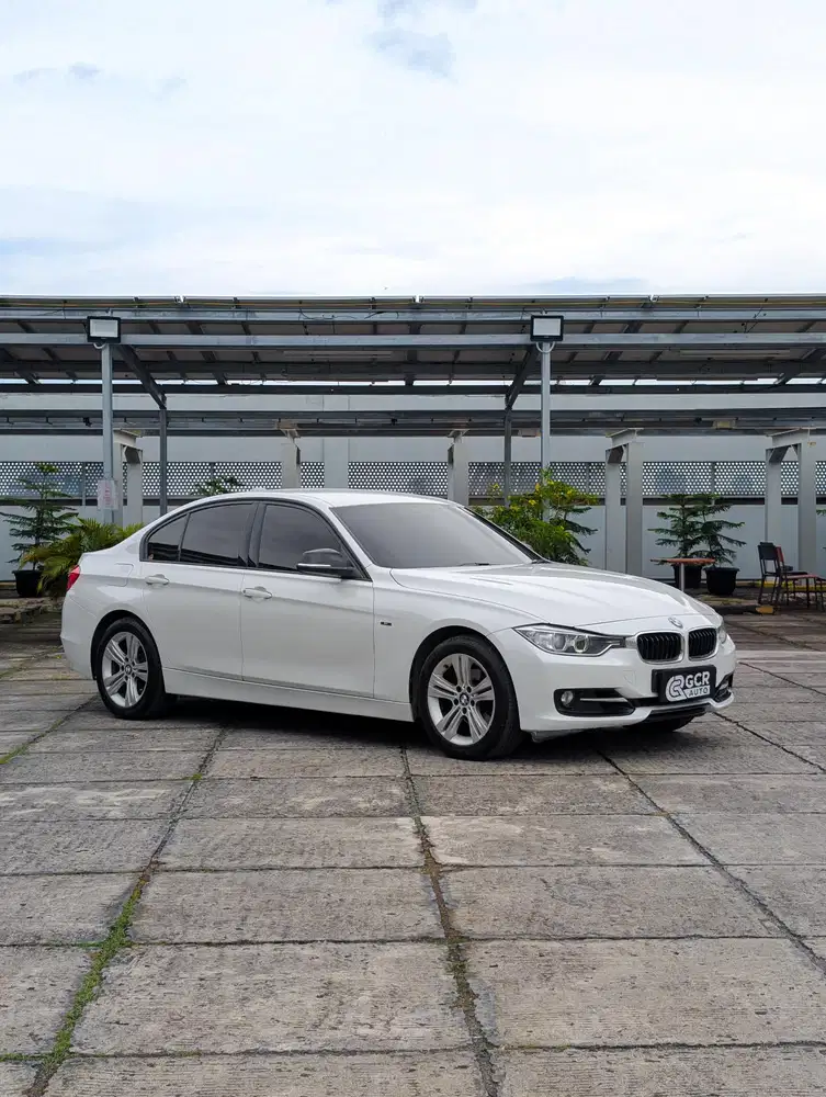 BMW 320i SPORT F30 2.0 AT NIK 2015