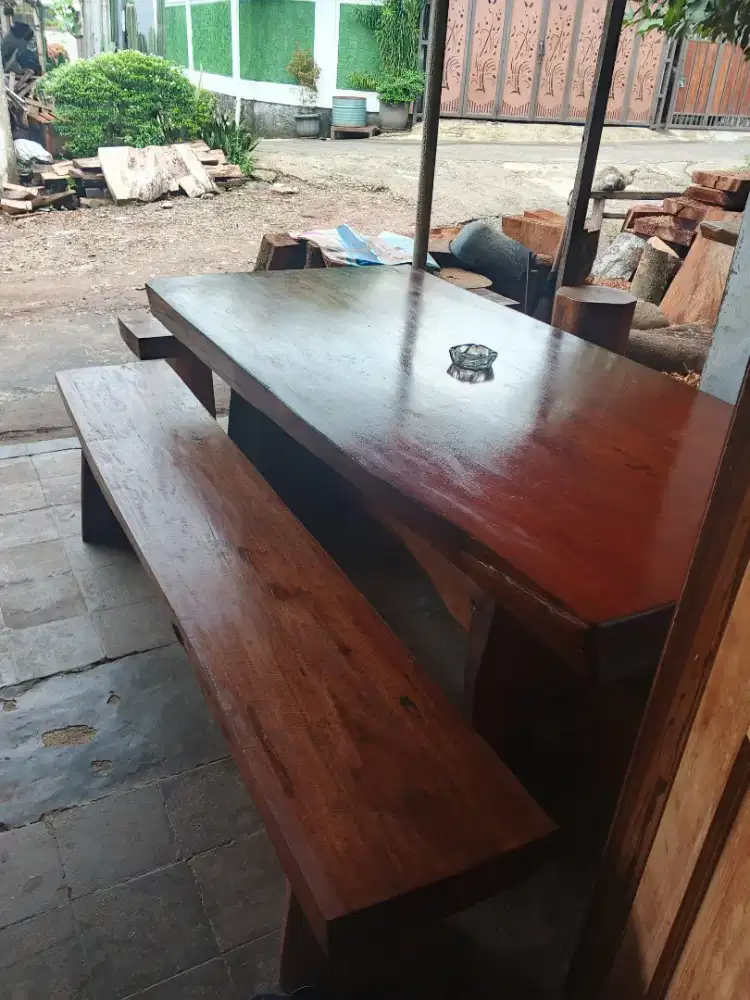 Meja makan antik teras