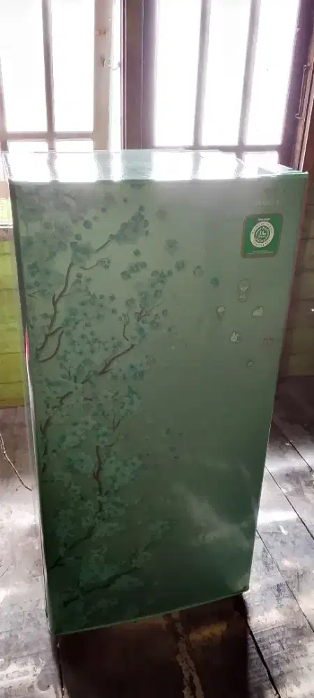 Kulkas 1pintu Sharp kirei siap pakai,no minus.