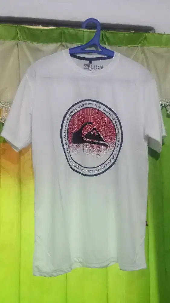 Baju kaos putih