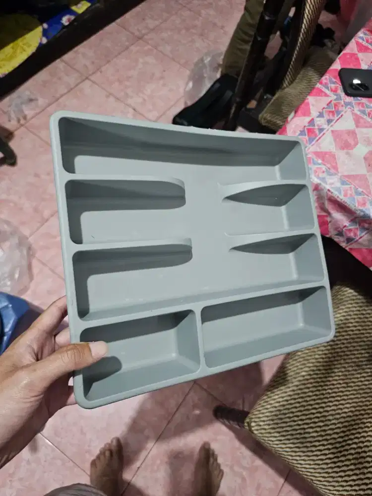 Wadah untuk alat makan