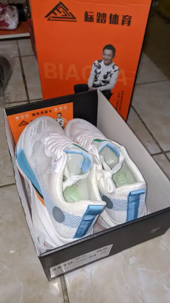 sepatu running plat carbon