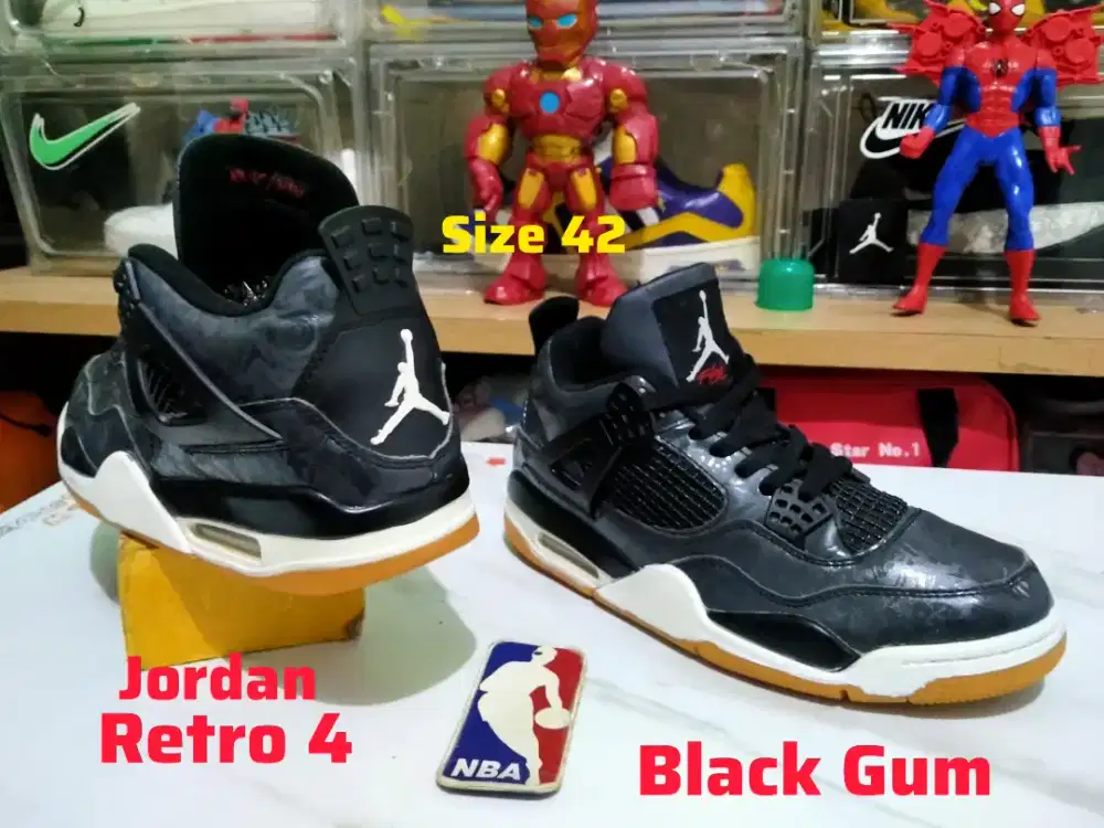 Sepatu Basket Nike Jordan Retro 4 Black Laser Gum