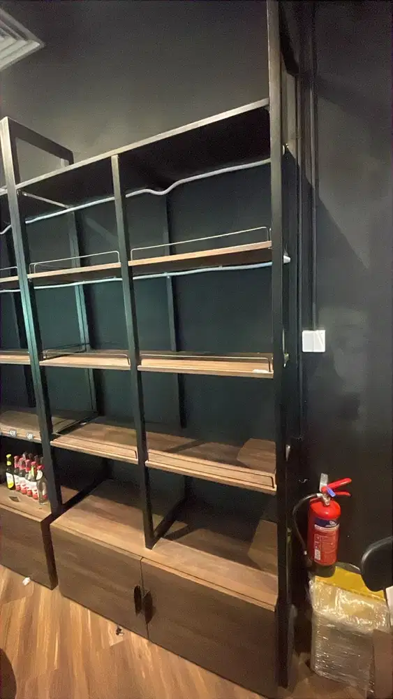 Dijual rak kayu , meja kasir , meja panjang dan kursi , serta kaca