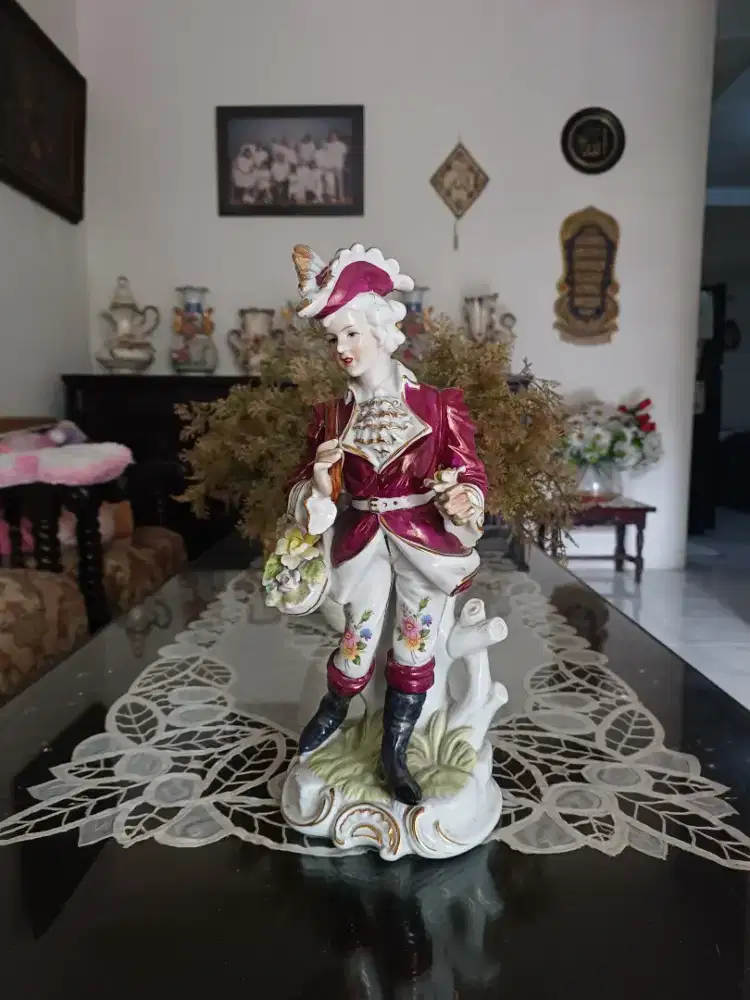 Patung keramik none bule