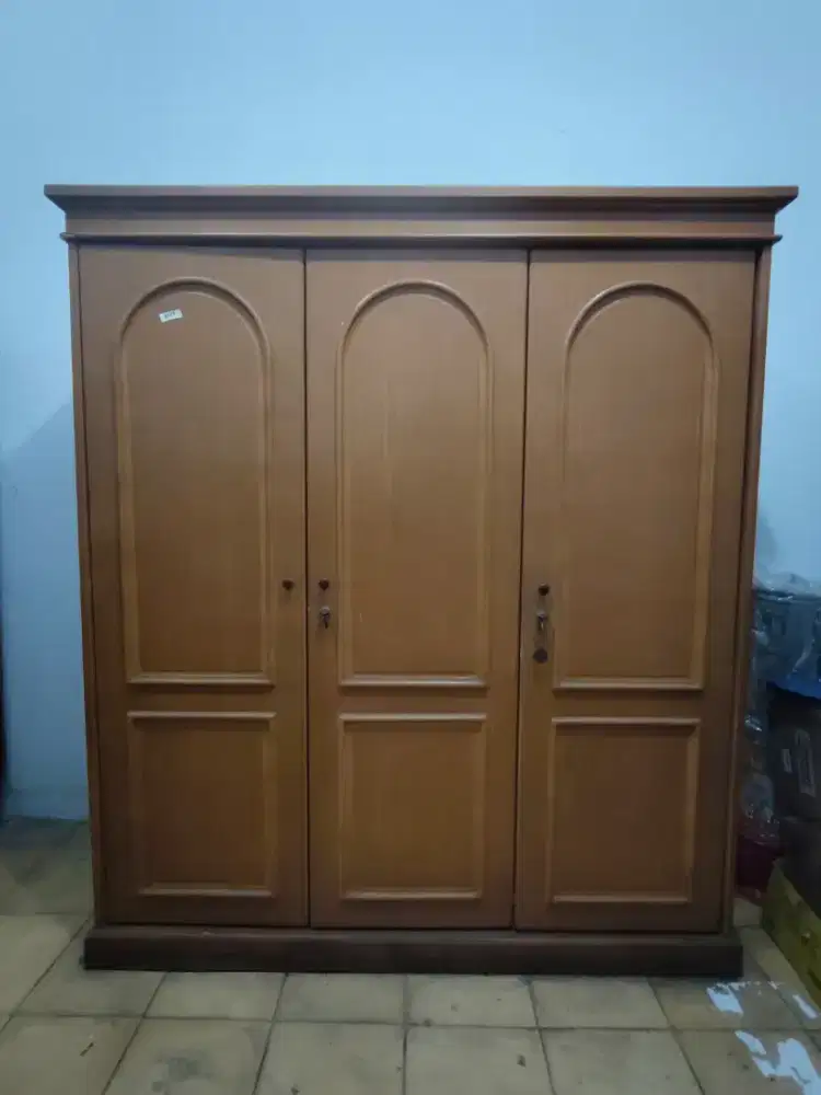Lemari Pakaian 3 Pintu Minimalis - Kapasitas Besar & Rapih
 