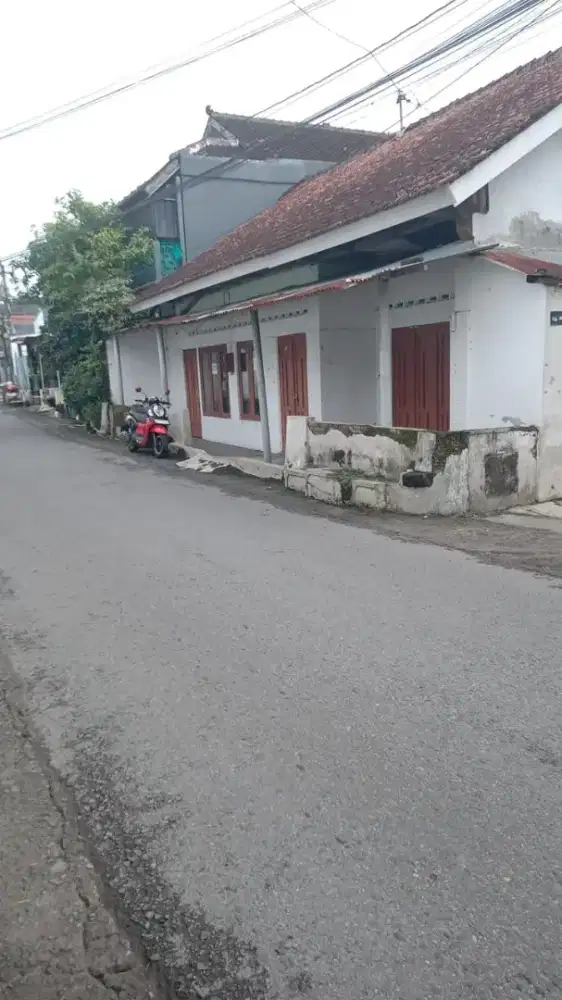 Jual rumah selatan kotagede jln aspal simpangan