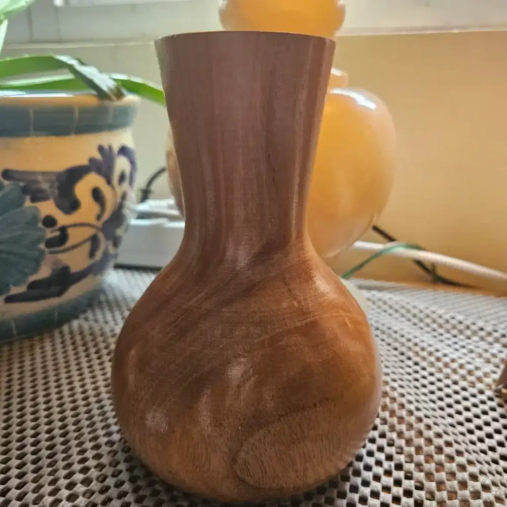 Vas Bunga Terbuat dari kayu