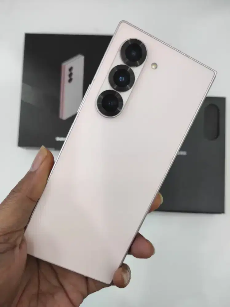 Samsung Z Fold 6 
Garansi Resmi 
Mulus 99%
Ram 12/1tb
Fulset original