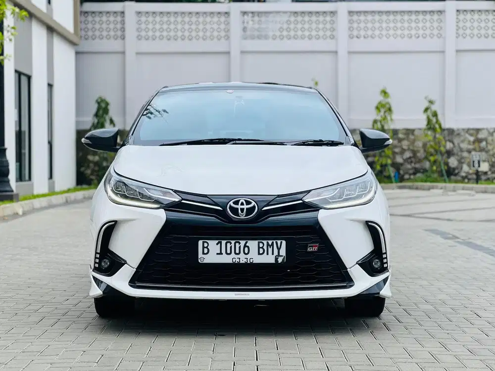 TOYOTA YARIS 1.5 GR Sport TwoTone Bensin AT 2022 Warna Putih Full ORI