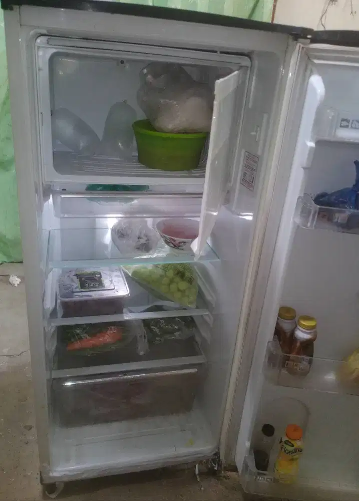 Kulkas 1 pintu POLYTRON.Mesin original pabrik belum rusak.
