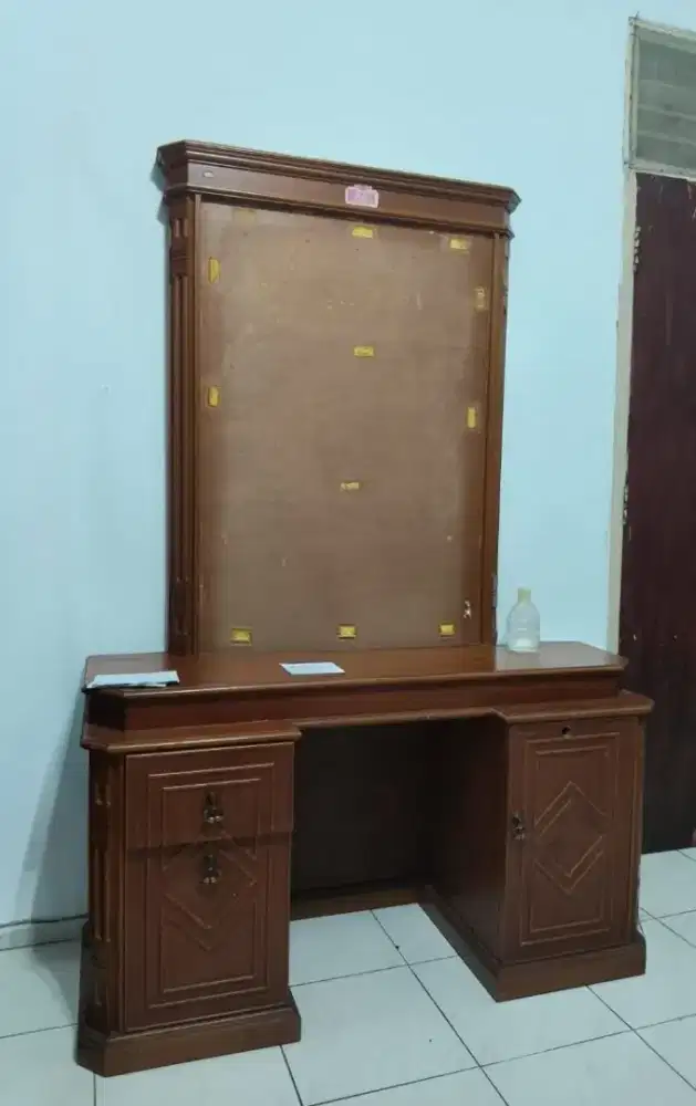 Meja Rias Kayu Solid Klasik - Bekas tapi masih kokoh & banyak Laci