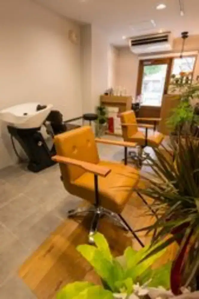 Pekerja salon kecantikan