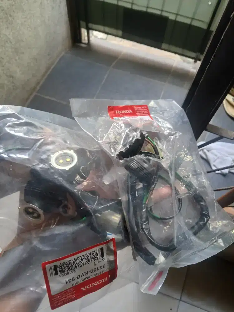 Fitting/ Soket Lampu Depan Vario Karbu Ori Honda