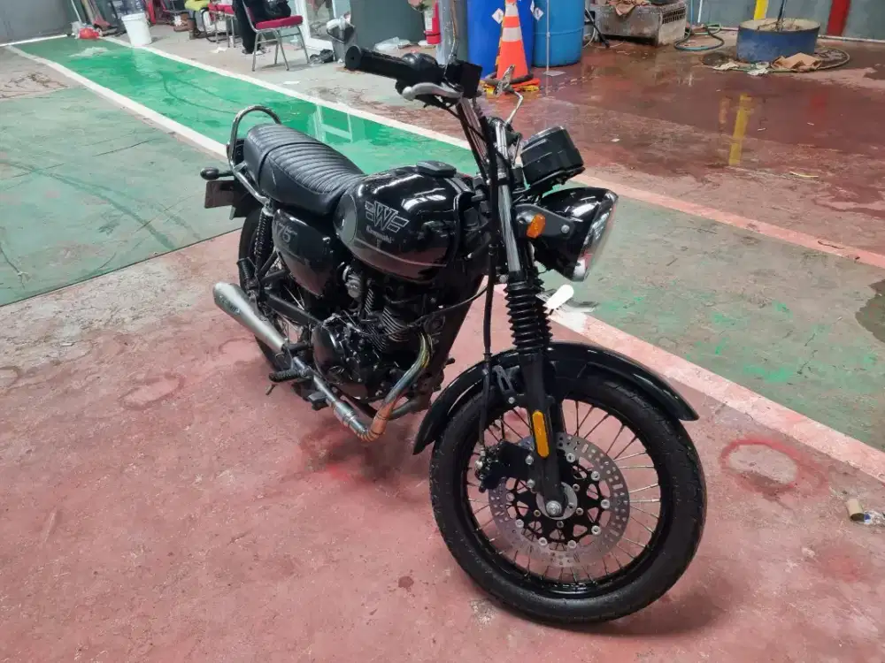 w175 se black edition Produksi 2022 Pemakaian 2023