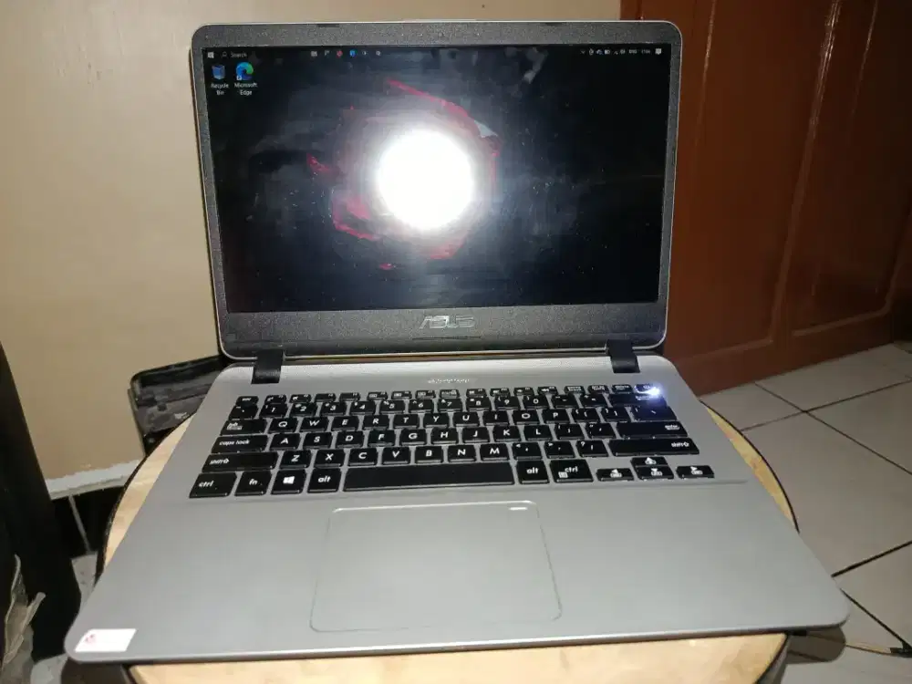 Laptop  Asus i3-6006u 8/+900