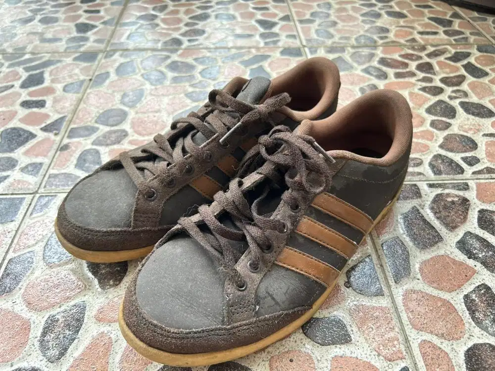 Adidas Casual Sneakers Brown Stripe EU 43 – Sepatu Pria Adidas Cokelat