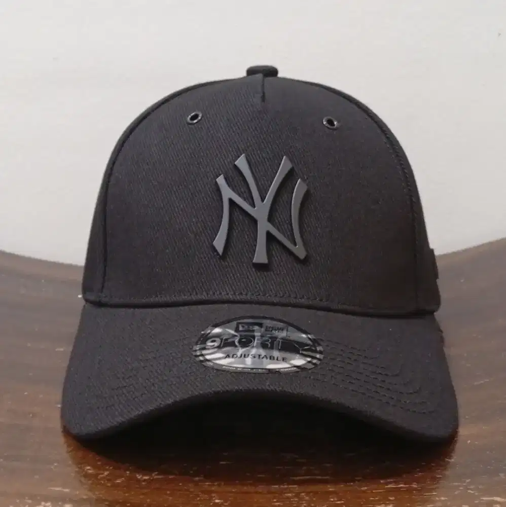 NEW ERA NY BLACK ON BLACK PLAT BESI