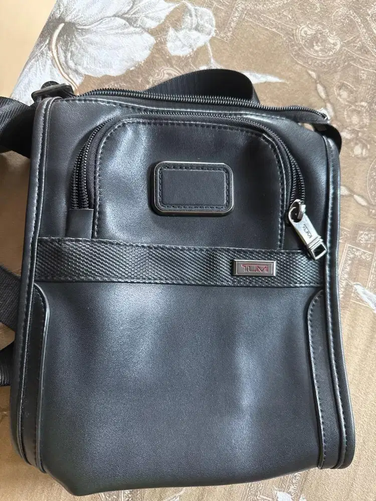 Tas slempang tumi alpha preloved