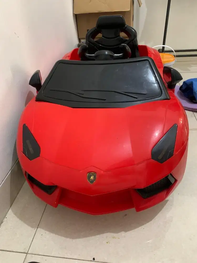 Mobil-mobilan mainan aki