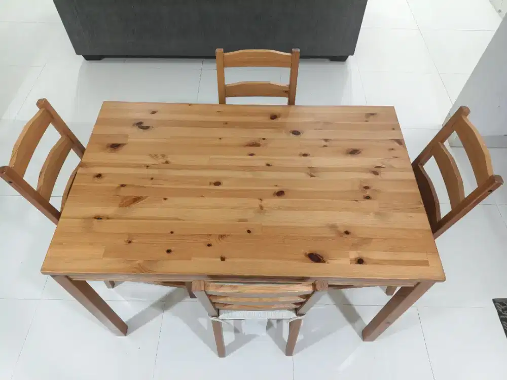 Meja Makan 4 Kursi