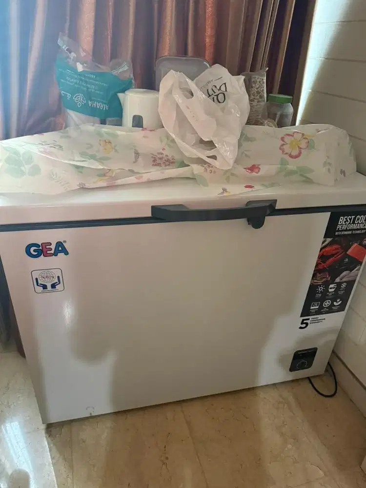 freezer GEA 318L